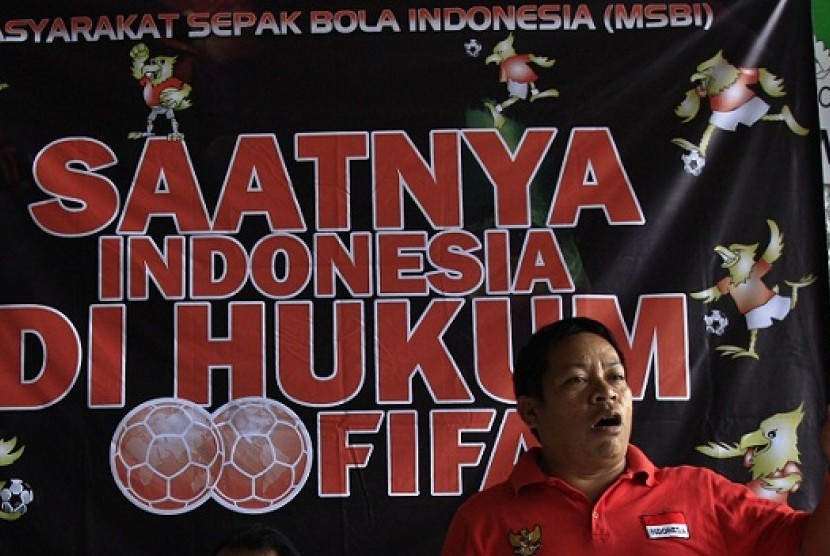 Head of Indonesian Football Society, Sarman el Hakim (right) urges Indonesian football associations to comply with FIFA sanction due to a lengthy rivalry between Indonesian Football Federation (PSSI) and Indonesian Football Rescue Committee (KPSI).  