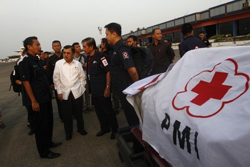 Head of Indonesian Red Cross, Jusuf Kalla (white shirt) officially sends volunteers and humanitarian relief to Myanmar on Saturday. The former vice president says that Rohingya refugees in Indonesia choose to be resettled to a third country instead on stay