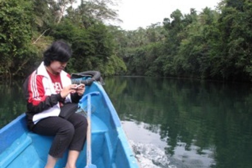 Head of Jabotabek Jabar Telkomsel, Venusiana Papasi. melakukan pengecekan jaringan di perairan Pulau Seribu.