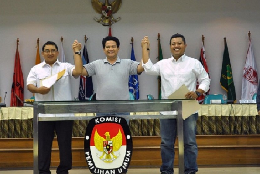 Head of KPU, Husni Kamil Manik (center) poses with representative of Jokowi-JK (right) and Prabowo-Hatta (left), after declraring that all candidates are healty and fit, on Saturday in Jakarta.
