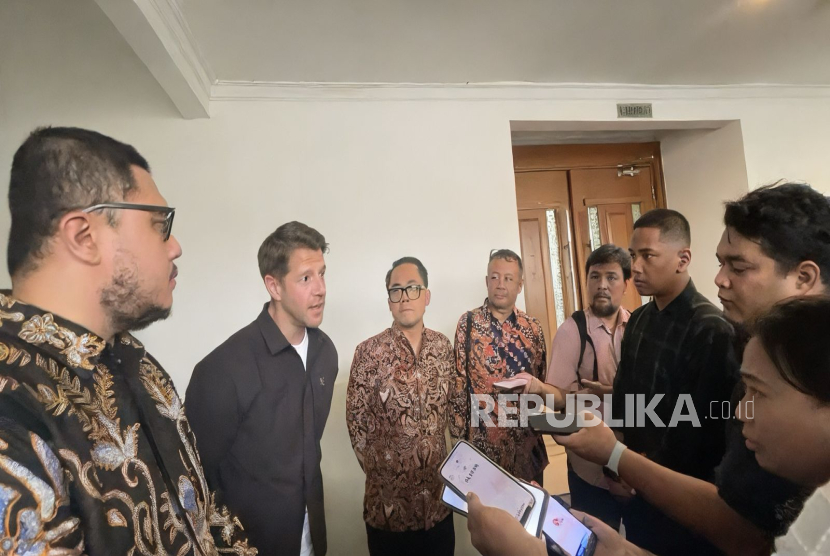 Head of Legal Arcteryx Equipment, Cameron Clark (kedua kiri) saat menhadiri sidang perdana di Pengadilan Niaga Jakarta Pusat, Selasa (12/8/2025).