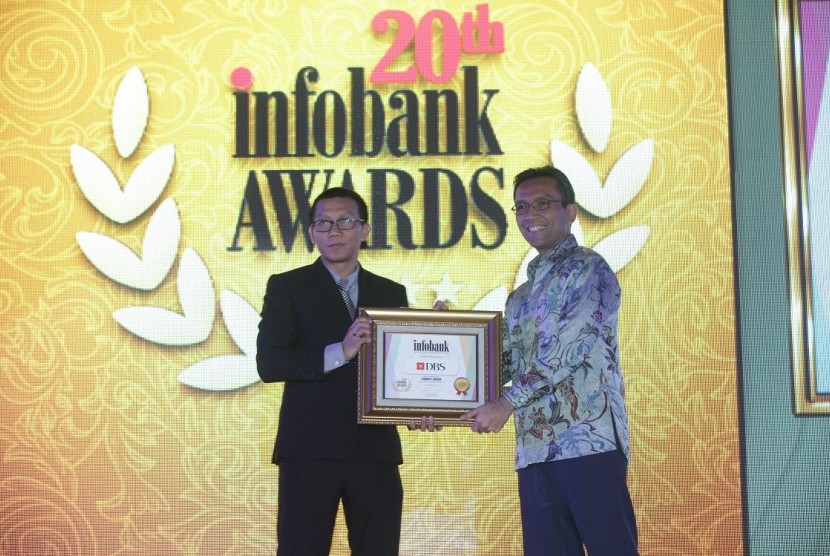 Head of Legal dan Corporate Secretary PT Bank DBS Indonesia Bapak Yosea Iskandar (kanan) menerima piagam penghargaan Infobank Awards 2015.