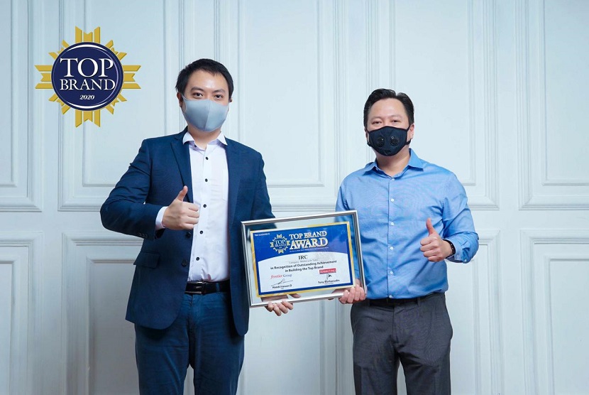 Head of Marketing Division PT Gajah Tunggal Tbk Leonard Gozali saat menerima penghargaan TOP Brand Award melalui dua produknya GT Radial dan IRC.