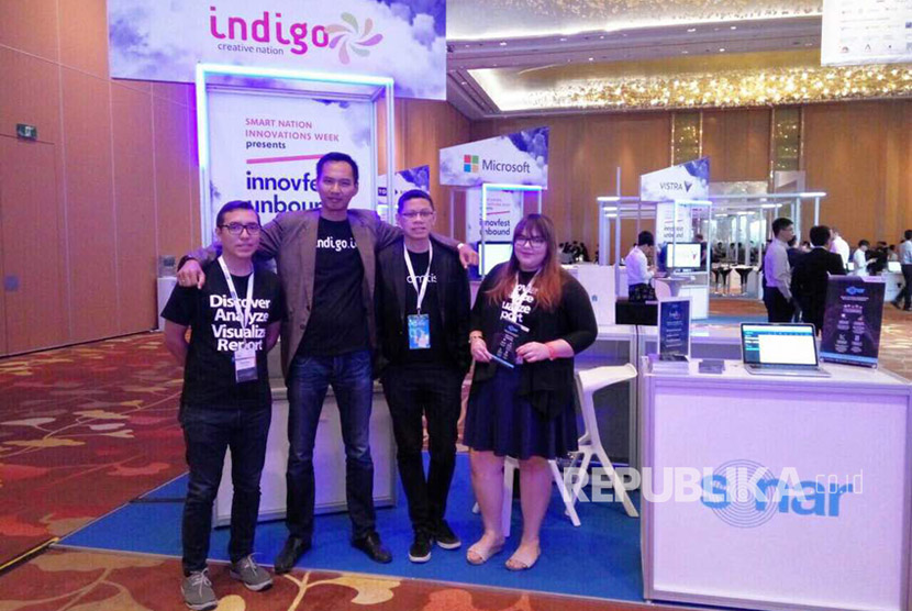 Head of Marketing & International Channel Indigo.id R. Bayu Hartoko (kedua kiri) bersama pimpinan startup Indigo.id di Innovest Unbound di Singapura, Rabu (3/5).