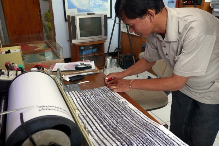Head of Mount Anak Krakatau Observation Post, Anton Rivabudi, checks Seismograph at his post in Banten. (file photo)  