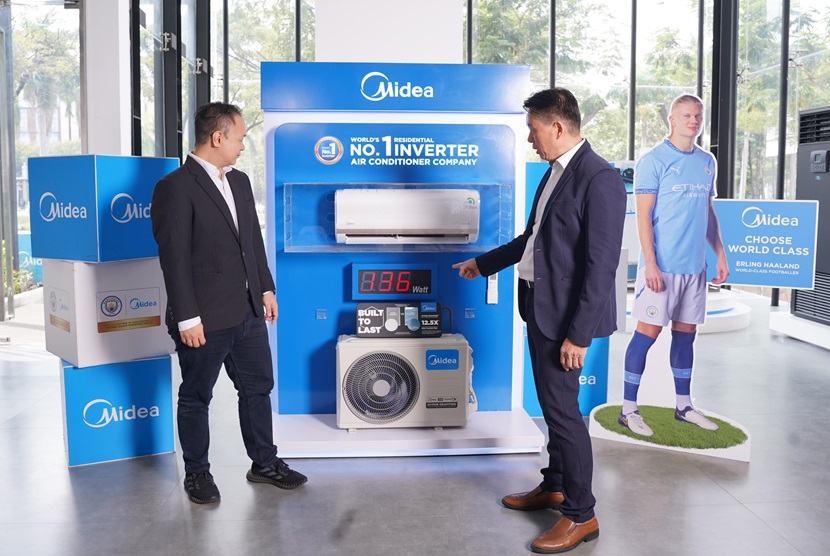 Head of Product Division Midea Electronics Indonesia, Antonius Widjaja dan Head of Sales Residential Air Conditioner Midea Electronics Indonesia Agusdin Lung, dalam peluncuran AC Midea Split Inverter Series, di Jakarta, Kamis, (5/9/2024).