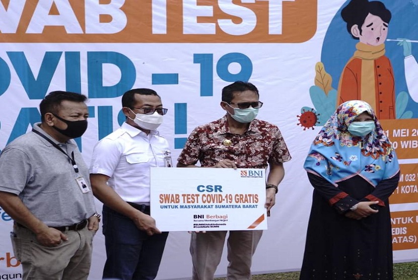 Head Of Region BNI Wilayah Sumbar Riau Kepri dan Sungai Penuh S Hidayat Safwan saat membuka Program BNI Berbagi 2.000 Swab Test untuk masyarakat Sumatera Barat di Lapangan Ajenrem 032/Wirabraja, Padang, akhir pekan lalu. Pada kesempatan tersebut hadir Gubernur Sumatera Barat Irwan Prayitno. 