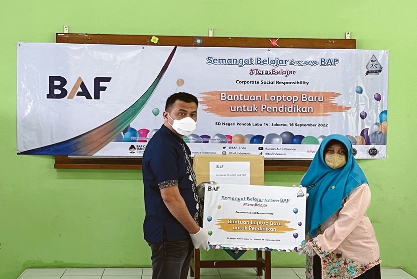 Head of Regional Center BAF Jakarta, Muryanto memberikan donasi laptop baru kepada SD Negeri Pondok Labu 14 Jakarta. PT Bussan Auto Finance (BAF) kembali mengadakan program Corporate Social Responsibility (CSR) BAF Caring for Children dalam rangka menyambut usia ke-25 tepat pada 24 September mendatang. 