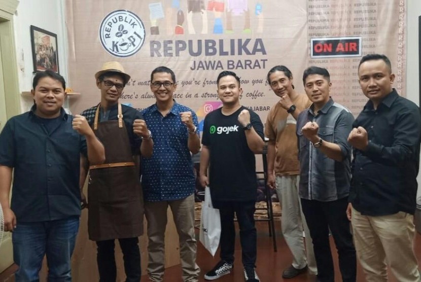 Head of Regional Corporate Affairs Gojek Jabar-Banten Wildan Kesuma (tengah) seusai mengikuti Program Republik Kopi di Kantor Republika Perwakilan Jabar, Kota Bandung, Selasa (13/8). 