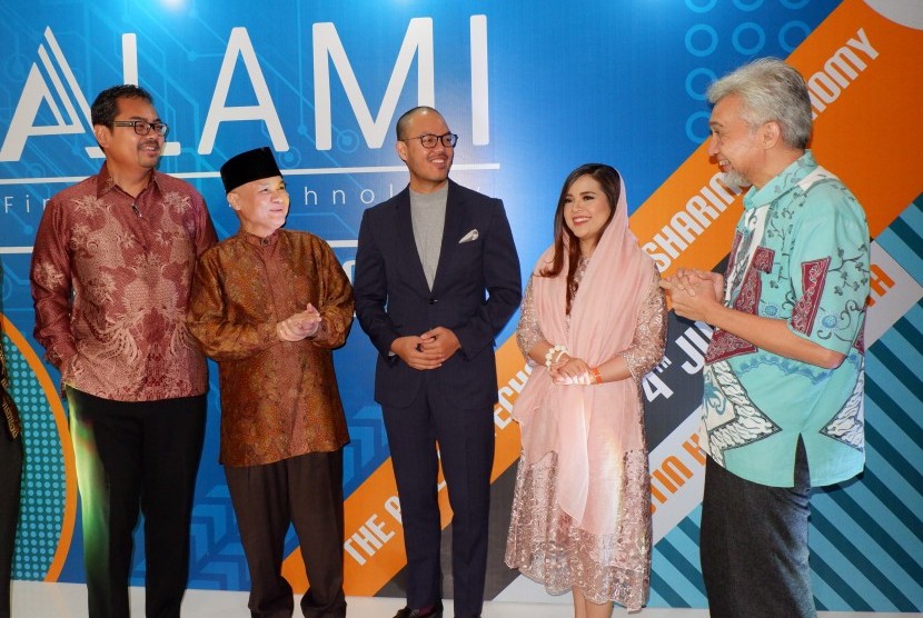 Head of Syndication & Capital Markets Emirates Islamic Bank, Romy Buchari; tokoh perbankan syariah Indonesia, Riawan Amin; CEO ALAMI, Dima Djani; Tasya Kamila;  dan CEO Karim Consulting, Adiwarman Karim (dari kiri ke kanan),  dalam acara soft launching platform ALAMI dan diskusi 