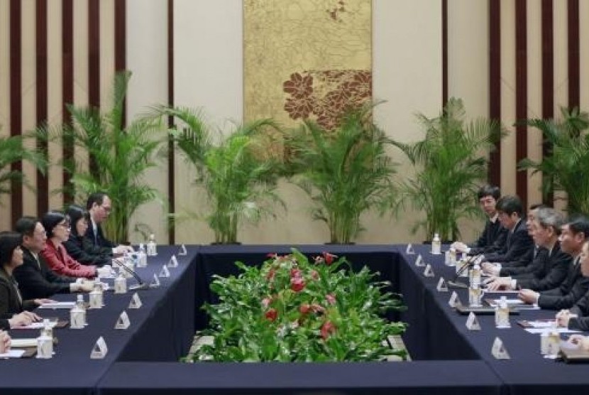 Head of the State Council Taiwan Affairs Office Zhang Zhijun (fourth right) meets with Wang Yu-chi (fourth left), Taiwan's mainland affairs chief, in Nanjing, Jiangsu province, February 11, 2014.