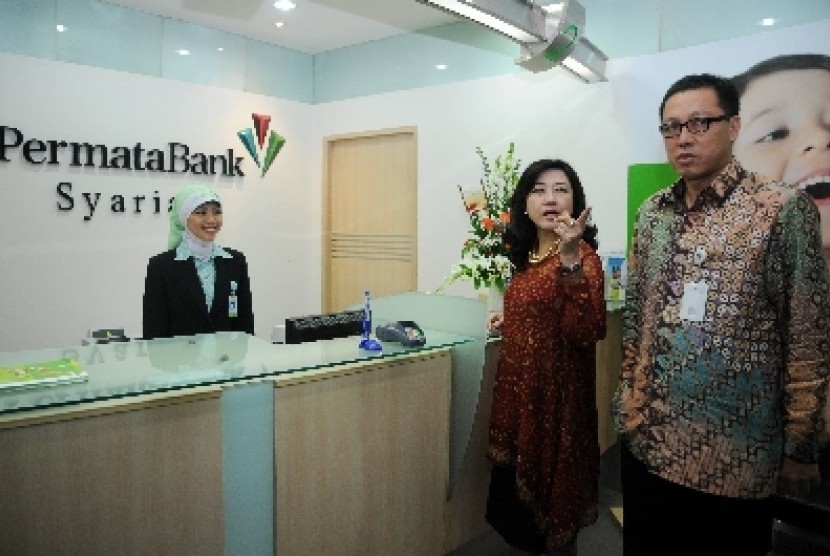 Head Permata Bank Syariah, Achmad Permana (kanan).