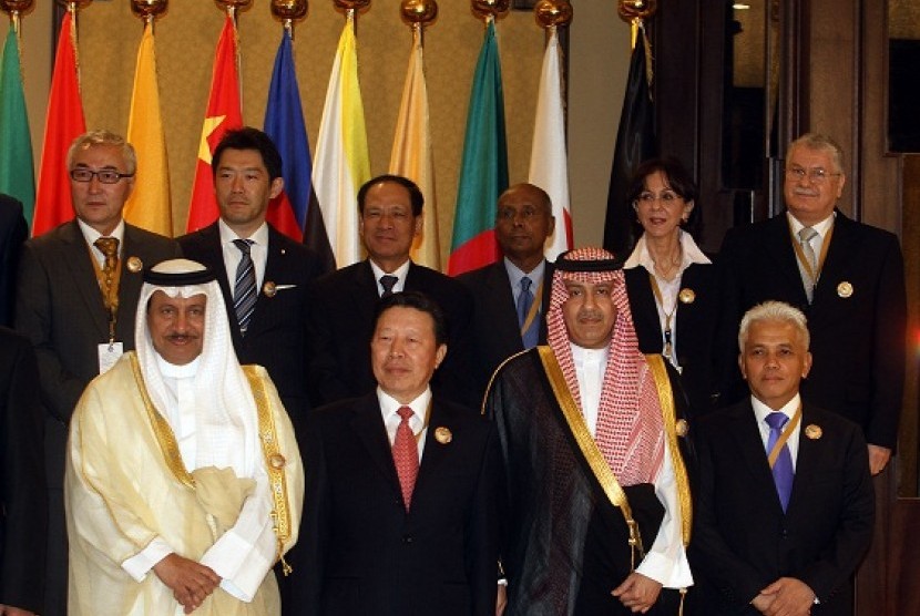 Heads of delegations have a photo session in Asia Cooperation Dialogue (ACD) forum in Kuwait, Tuesday.  Attended by 32 countries, the forum is established to bridge some missing link in Asia.   