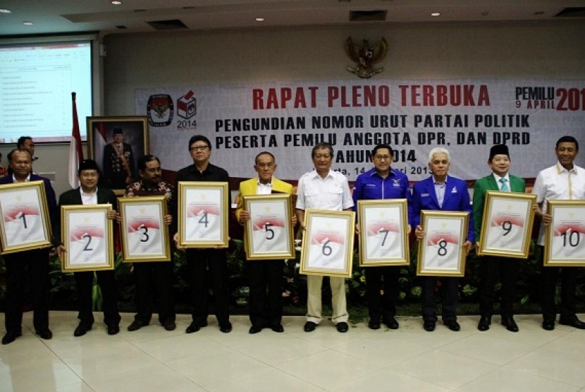 Heads of Indonesian parties bring the sequence numbers at Indonesian Electoral Committee office in Jakarta. (file photo)    