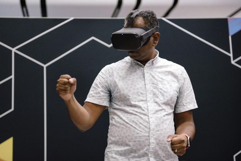 Headset Augmented Reality (AR)/Virtual Reality (VR) Apple meluncur pekan ini dan segera diproduksi secara massal.