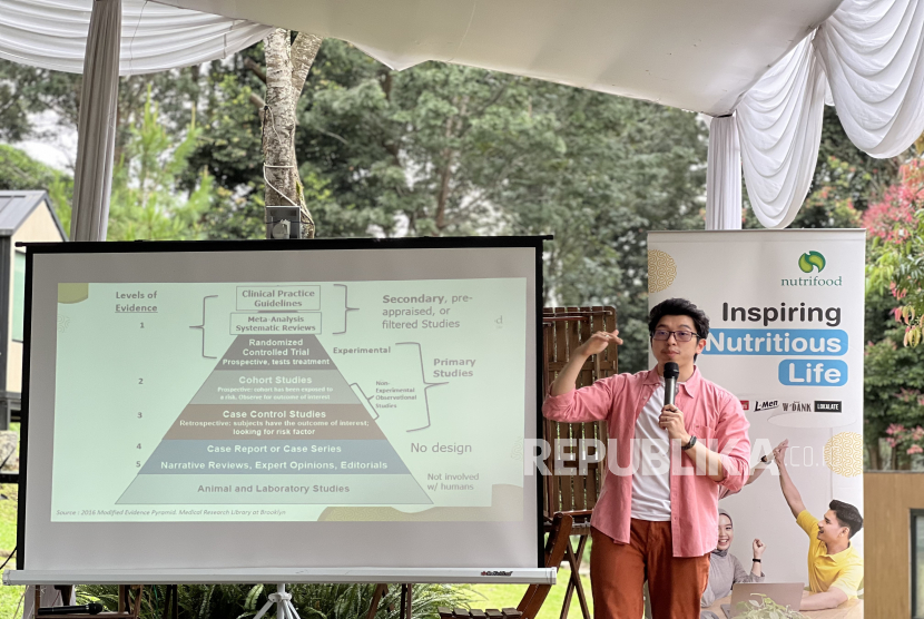 Health & Nutrition Science Associate Nutrifood Rendy Dijaya Muliadi memberikan pemaparan dalam Nutriclass Academy yang digelar Nutrifood di Bobocabin Gunung Mas, Bogor, Jawa Barat pada Rabu (12/2/2025).