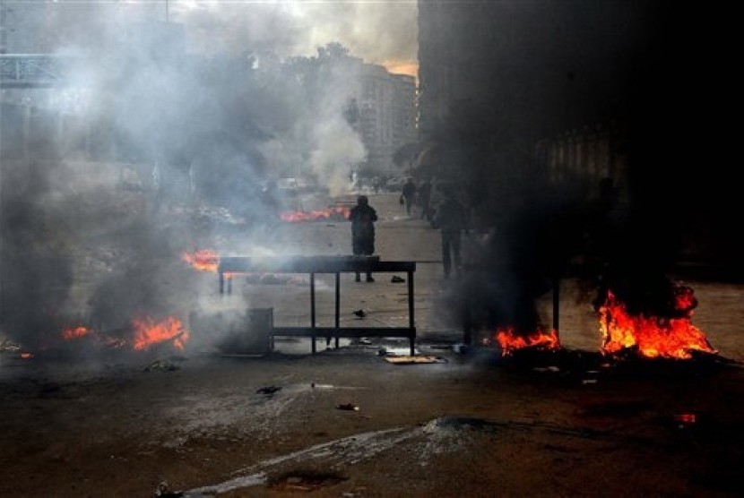 Heavy smoke billows the air due to clashes between supporters of Egypt’s ousted Islamist President Mohammed Morsi and security forces in Mediterranean city of Alexandria, Egypt, Friday, Jan. 3, 2014. 