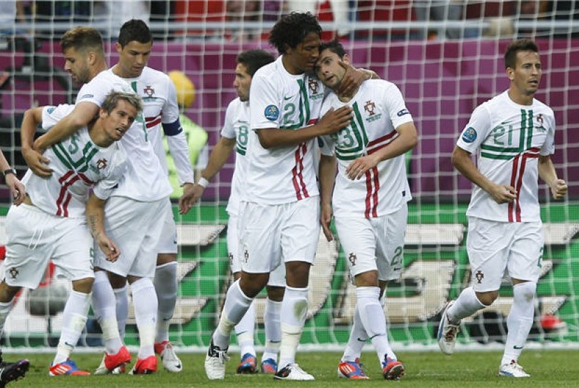 Helder Postiga (dua kanan), pemain timnas Portugal, merayakan golnya bersama rekan setim saat menghadapi Denmark di laga kedua Grup B Piala Eropa 2012 di Lviv, Ukraina, pada Rabu (13/6). 