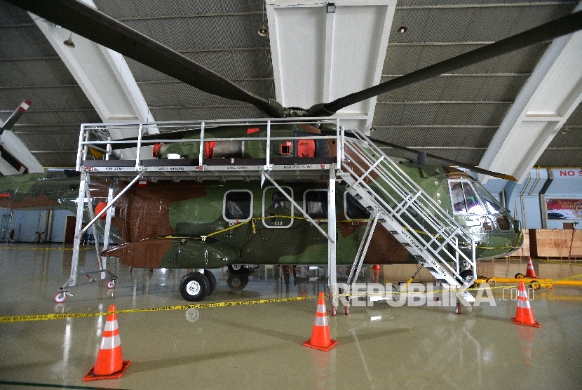 Helikopter Agusta Westland (AW) 101 terparkir dengan dipasangi garis polisi di Hanggar Skadron Teknik 021 Pangkalan Udara Halim Perdanakusuma, Jakarta Timur, Kamis (9/2). 