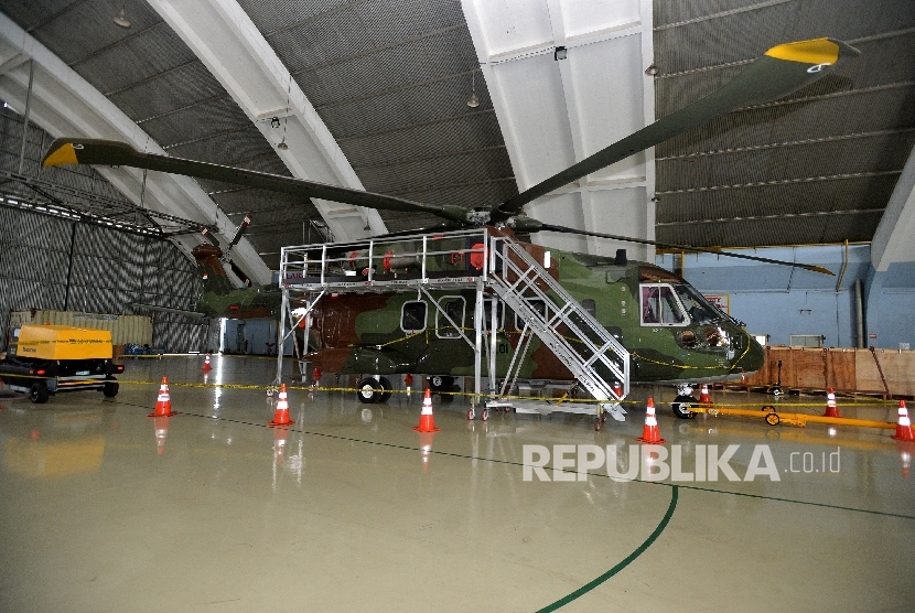 Helikopter Agusta Westland (AW) 101 terparkir dengan dipasangi garis polisi di Hanggar Skadron Teknik 021 Pangkalan Udara Halim Perdanakusuma, Jakarta Timur, Kamis (9/2).