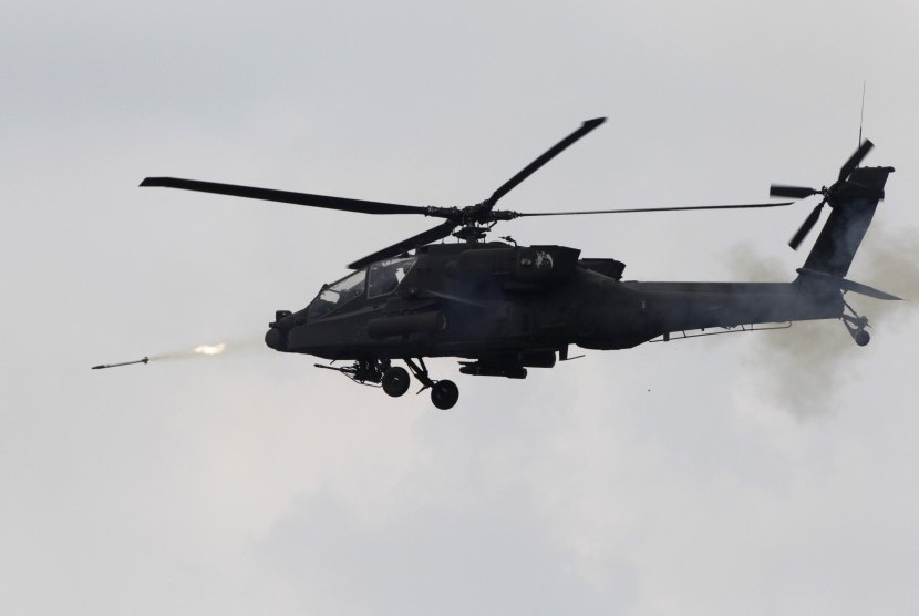 Helikopter AH-64 Apache Longbow.