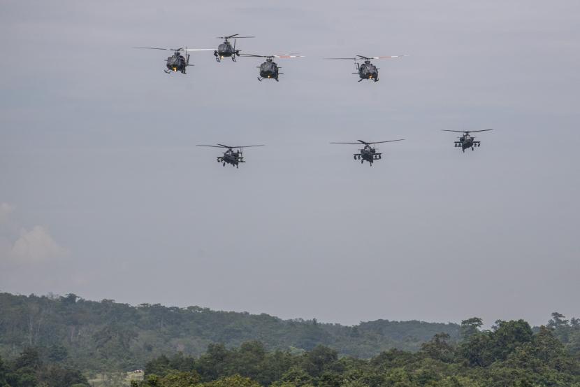 Helikopter Apache dan Bell 412 TNI AD membentuk formasi saat Latihan Antar Kecabangan TNI AD Kartika Yudha Tahun 2020 di Pusat Latihan Tempur (Puslatpur) TNI AD, Baturaja Timur, Kabupaten Ogan Komering Ulu (OKU), Sumatra Selatan, Selasa (24/11/2020). 