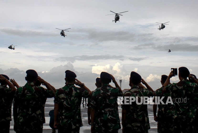 Helikopter AS 565 MBE bermanuver di Base Ops Pangkalan Udara TNI AL Juanda, Sidoarjo, Jawa Timur. (ilustrasi)