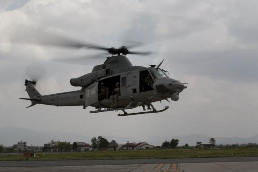 Helikopter AS UH-1Y Huey saat terbang menuju Bandara Internasional Tribhuvan untuk melakukan misi kemanusiaan di Nepal, 13 Mei 2015.