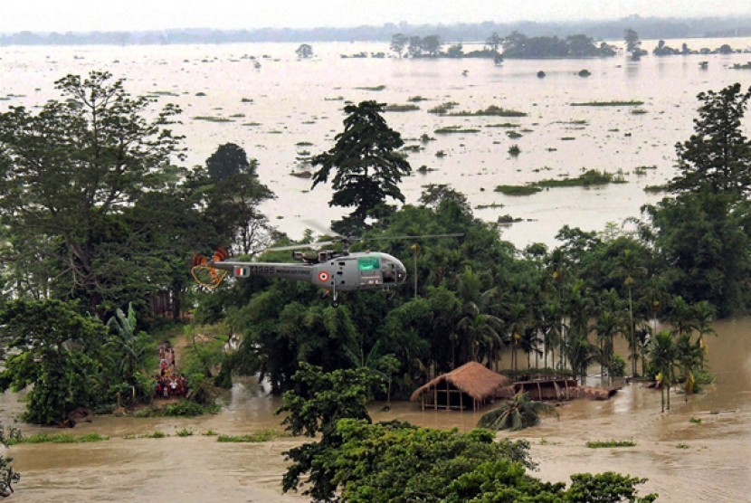 Helikopter AU India di atas area banjir di Snoitpur, Assam, India, Senin (1/7) 