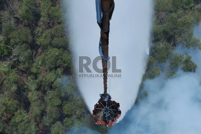 Helikopter Badan Nasional Penanggulangan Bencana (BNPB) melakukan pengeboman air (water bombing) di wilayah Cengal, Ogan Komering Ilir, Sumatera Selatan, Jumat (6/11). Republika/Edwin Dwi Putranto