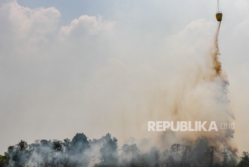 Helikopter Water Bombing Padamkan Karhutla di Kalsel. Ilustrasi