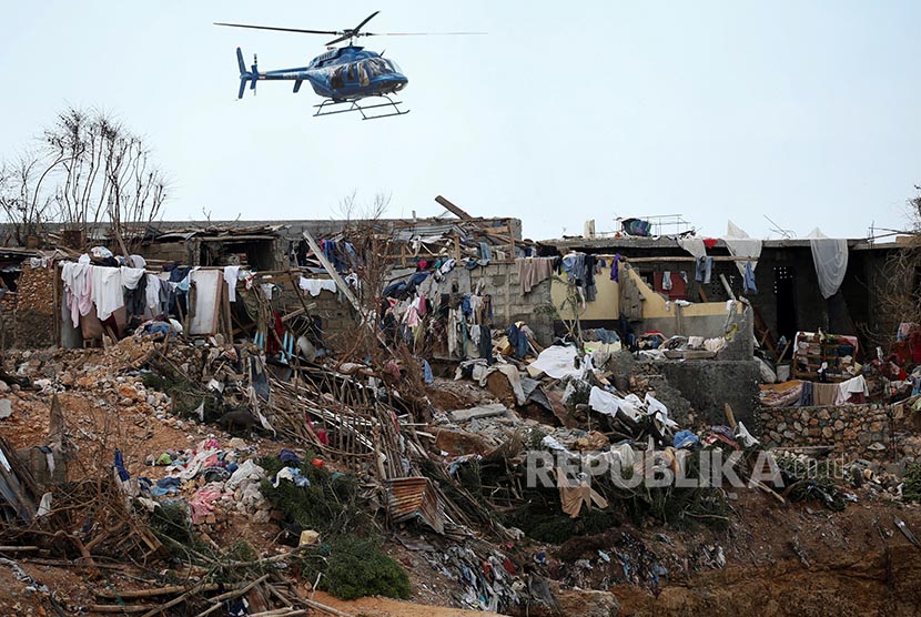 Helikopter bantuan terbang di atas kawasan yang porak poranda karena Badai Matthew di Haiti