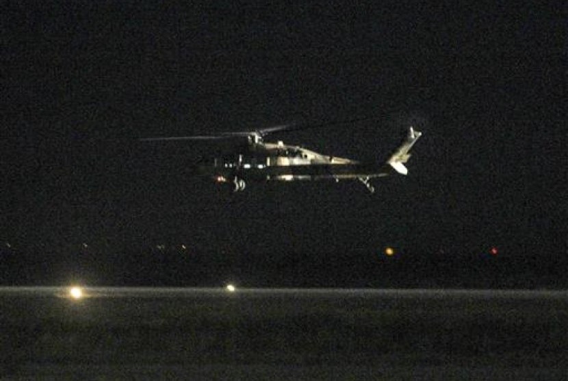 Helikopter Black Hawk Turki tinggal landas dari bandara di Alexandroupolis, utara Yunani, Ahad, 17 Juli 2016. Helikopter itu membawa delapan pendukung kudeta Turki yang merupakan tujuh tentara dan satu warga sipil.