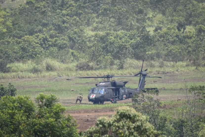 Helikopter Black Hawk US Army saat mengikuti puncak latihan bersama Super Garuda Shield 2022 di Puslatpur Baturaja, Ogan Komering Ulu (OKU) Timur, Sumatra Selatan, Jumat (12/8/2022). 