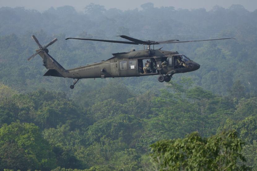 Helikopter Blackhawk Angkatan Darat AS terbang melewati latihan militer gabungan Super Garuda Shield 2022 di Baturaja, Sumatra Selatan.