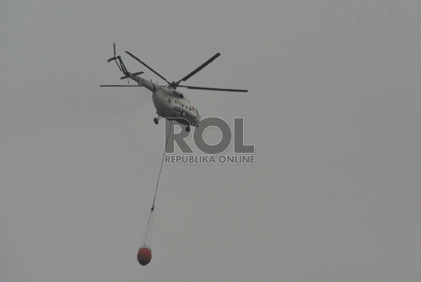 Helikopter BNPB lepas landas sebelum melakukan pengeboman air (water bombing) di wilayah Cengal, Ogan Komering Ilir, Sumatera Selatan, Jumat (6/11).Republika/Edwin Dwi Putranto