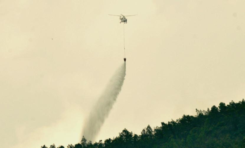   Helikopter BNPB menjatuhkan bom air untuk memadamkan titik api, saat kebakaran hutan di lereng Merbabu, Kecamatan Getasan, Kabupaten Semarang, pada 2018 silam.