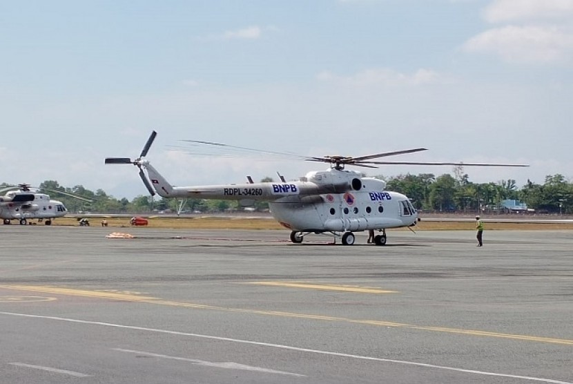 Helikopter bantuan BNBP bantu pencarian 10 ABK KMP Mitra Utama yang hilang. Ilustrasi.