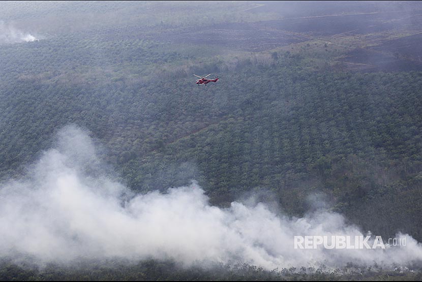 Helikopter jenis Super Puma APP Sinarmas melakukan pemadaman kebakaran lahan (water boombing). (Ilustrasi)