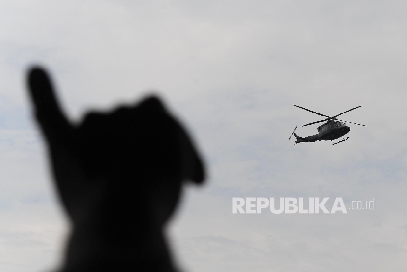  Helikopter melintas saat aksi demonstrasi didepan istana negara, Jakarta, Jumat (4/11).