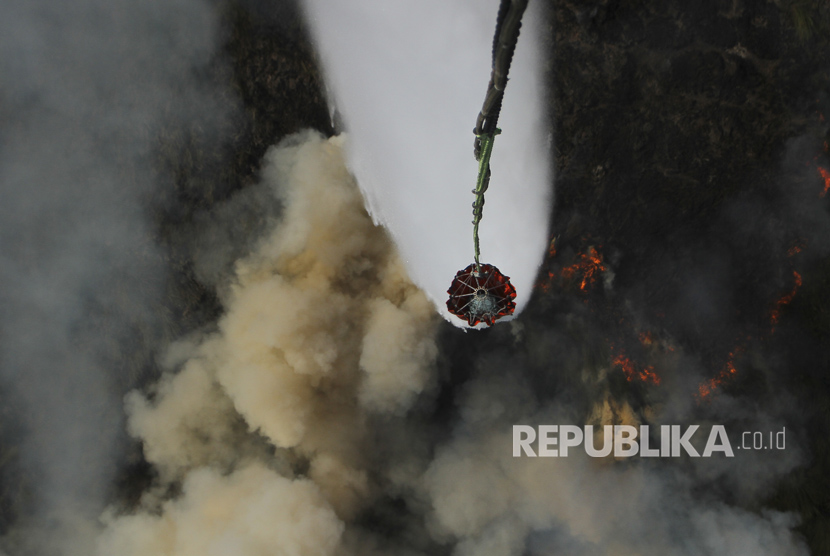 Helikopter MI-17 milik BNPB melakukan pemadaman kebakaran lahan dari udara.