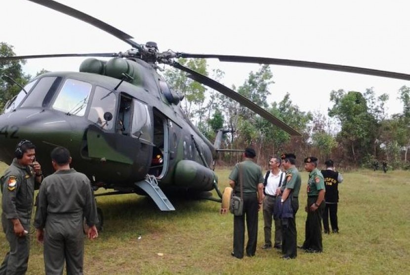 [ilustrasi] Helikopter Mi-17 yang dioperasikan Penerbad saat mendarat di lapangan Desa Temajuk, Kecamatan Paloh, Kabupaten Sambas, Kalimantan Barat.