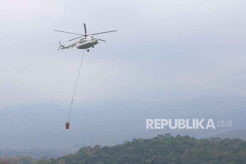 Helikopter melakukan water bombing untuk pemadaman kebakaran hutan gunung Ciremai, Kuningan, Jawa Barat