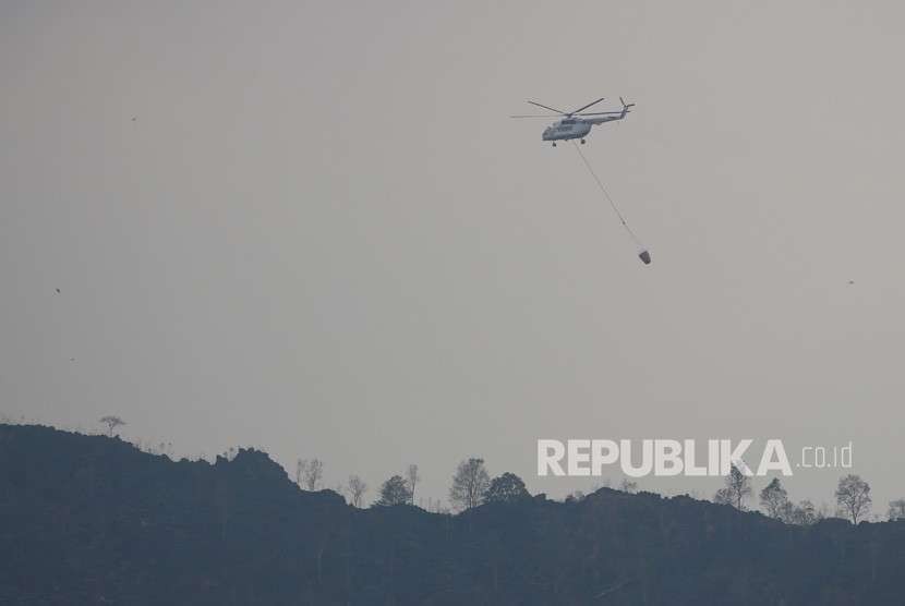 Helikopter MI-8 melakukan water bombing untuk pemadaman kebakaran hutan gunung Ciremai, Kuningan, Jawa Barat, Minggu (14/10). 