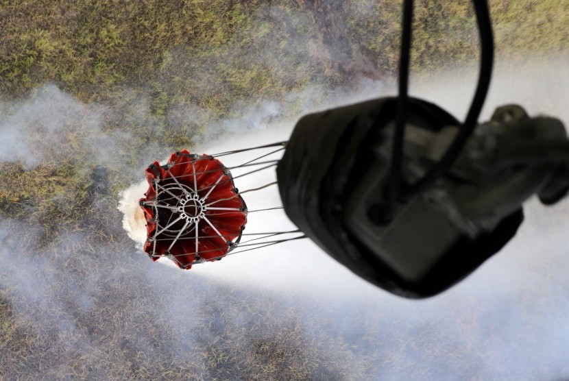  Helikopter milik Badan Nasional Penanggulangan Bencana (BNPB) melakukan pengeboman air (water boombing) di Kab Ogan Komering Ilir (OKI), Sumsel beberapa waktu lalu.. 