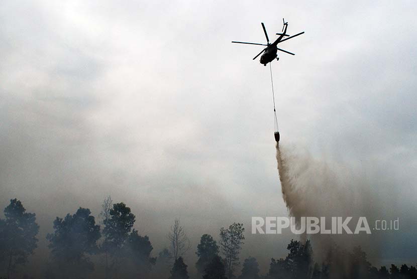[Ilustrasi] Helikopter milik Badan Nasional Penanggulangan Bencana (BNPB) melakukan pemadaman dari udara (water bombing).