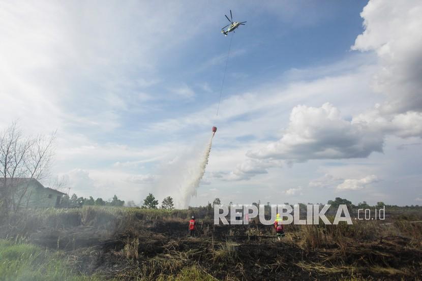 [Ilustrasi] Helikopter melakukan water boombing di atas lahan gambut yang terbakar.