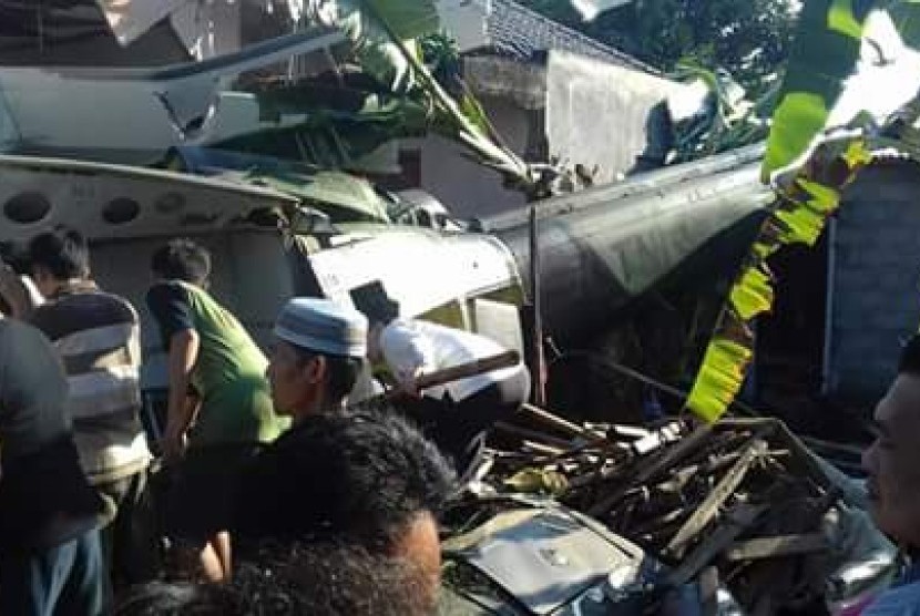 Helikopter milik TNI AD jatuh menimpa rumah di Dusun Kowang, Tamanmartani, Kalasan, Kabupaten Sleman, Daerah Istimewa Yogyakarta, Jumat (8/7). 
