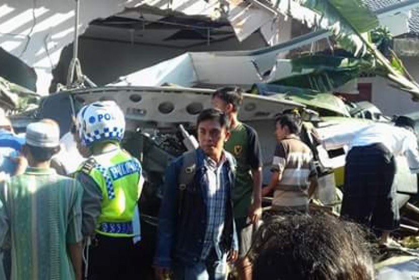Helikopter milik TNI AD jatuh menimpa rumah di Dusun Kowang, Tamanmartani, Kalasan, Kabupaten Sleman, Daerah Istimewa Yogyakarta, Jumat (8/7). 