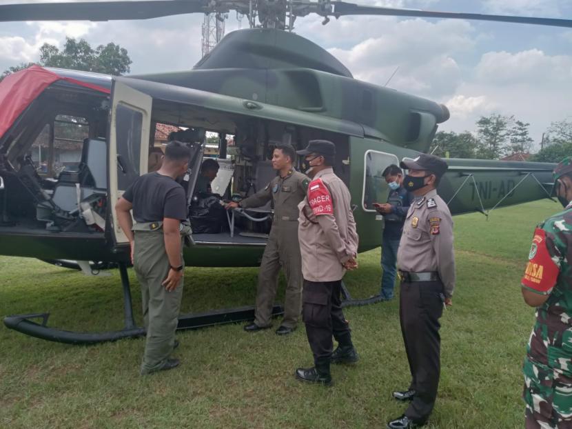 Helikopter milik TNI-AD terpaksa mendarat darurat di lapangan bola di Desa Kedungdawa, Kecamatan Gabuswetan, Kabupaten Indramayu, Jumat (8/4/2022). 